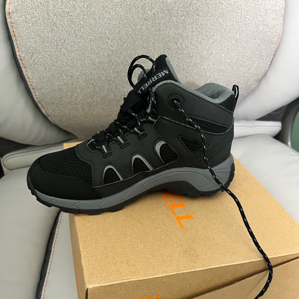 Merrell kids hiking boots brand new size 2